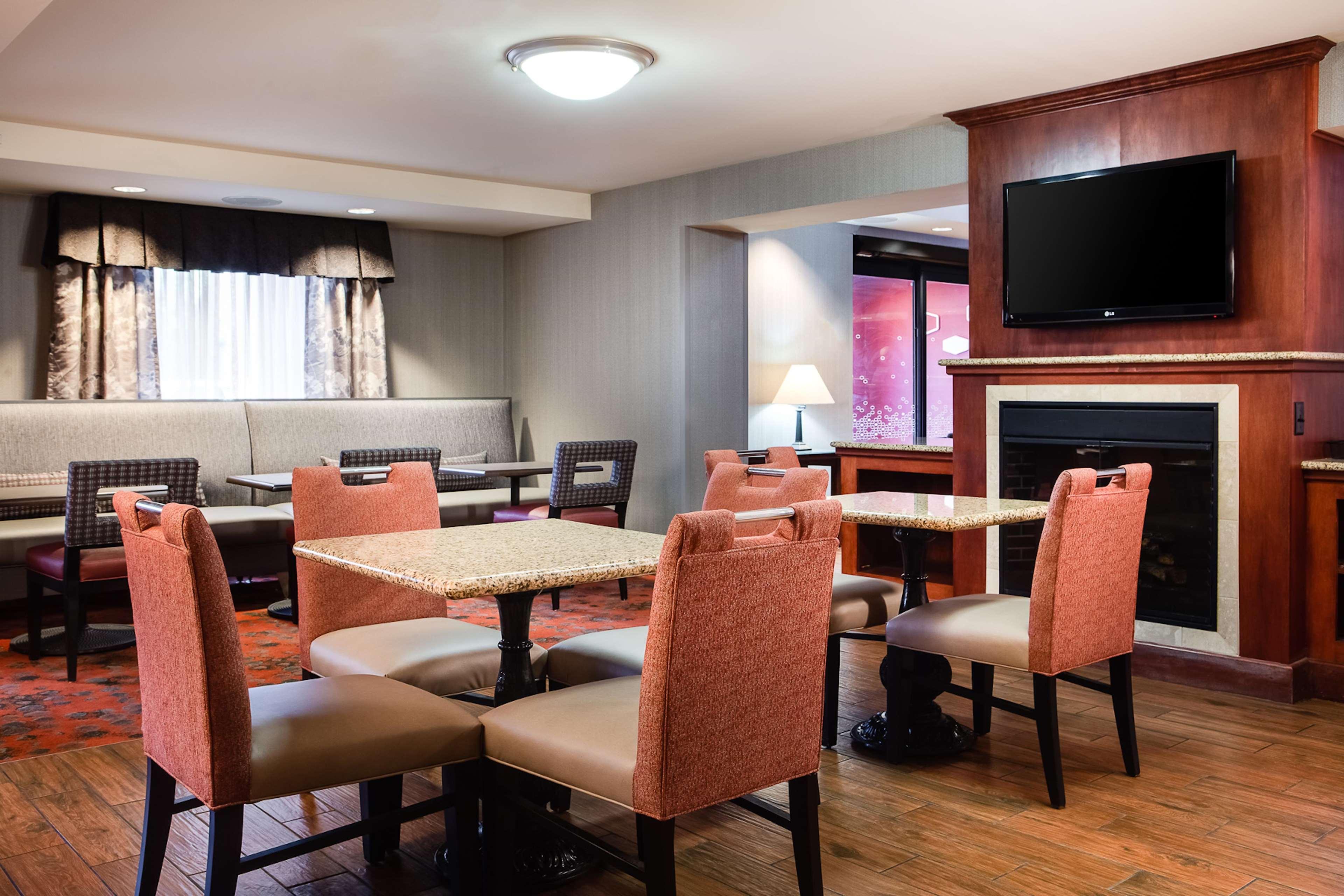 Hampton Inn Dubuque Exterior photo
