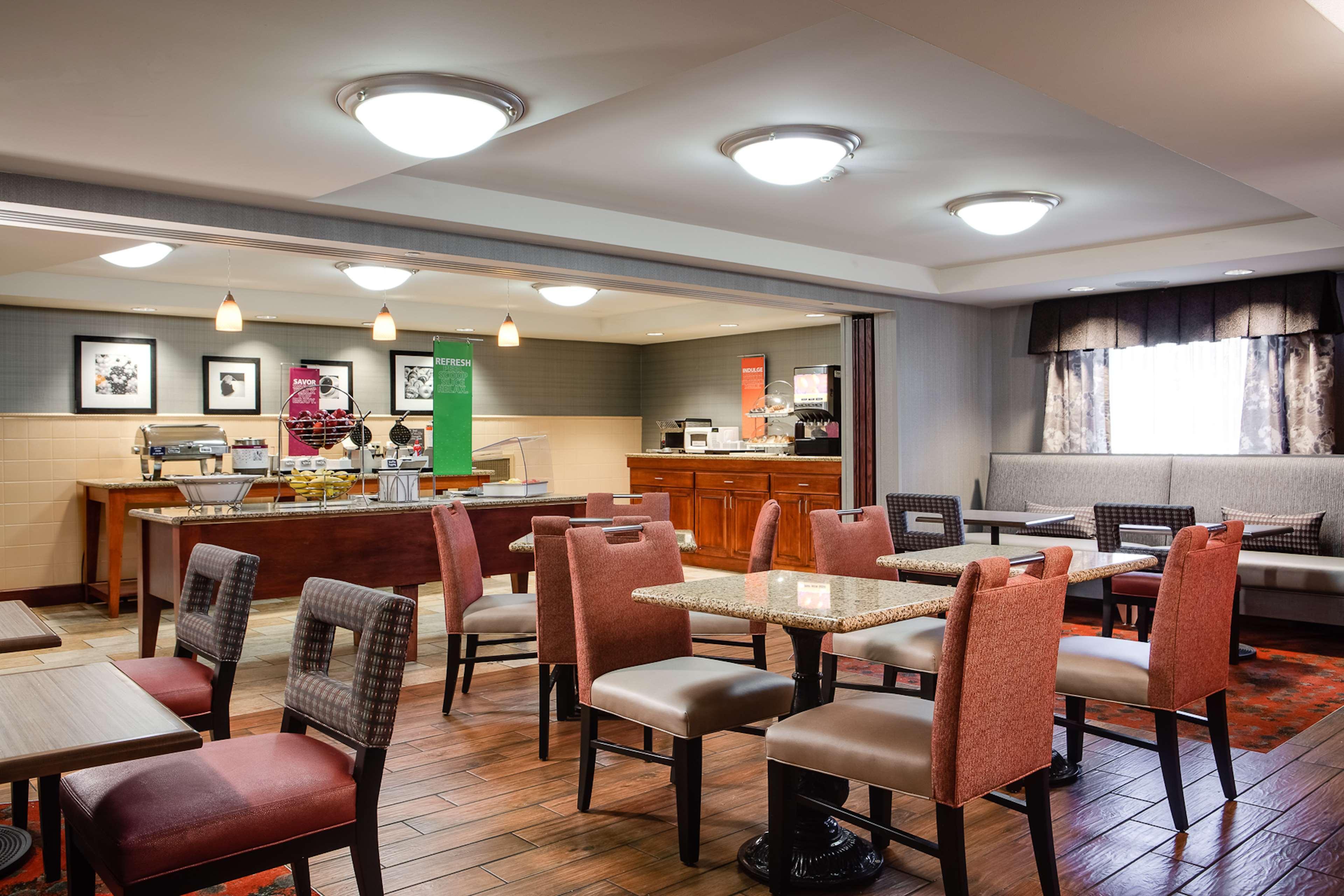 Hampton Inn Dubuque Exterior photo
