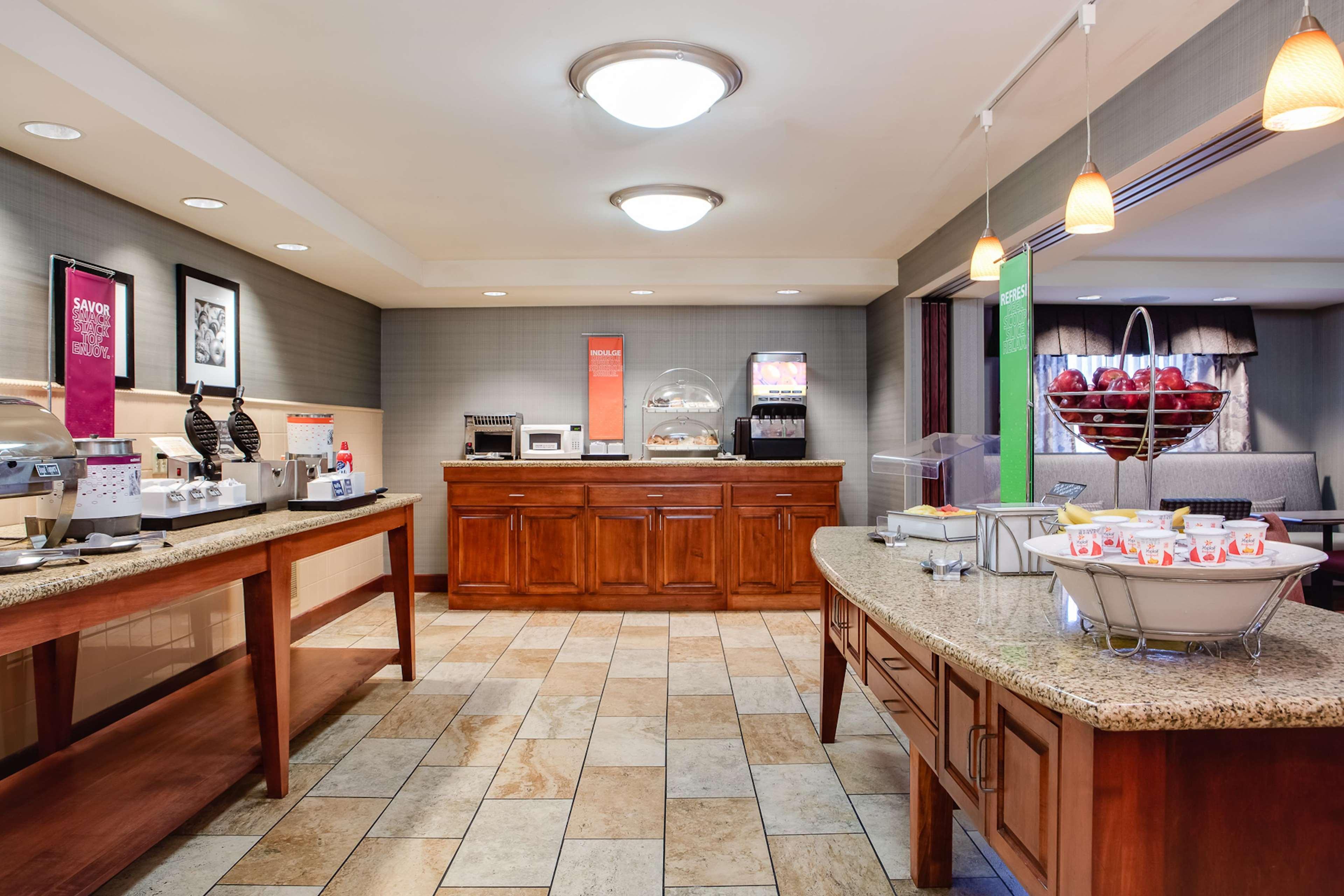 Hampton Inn Dubuque Exterior photo