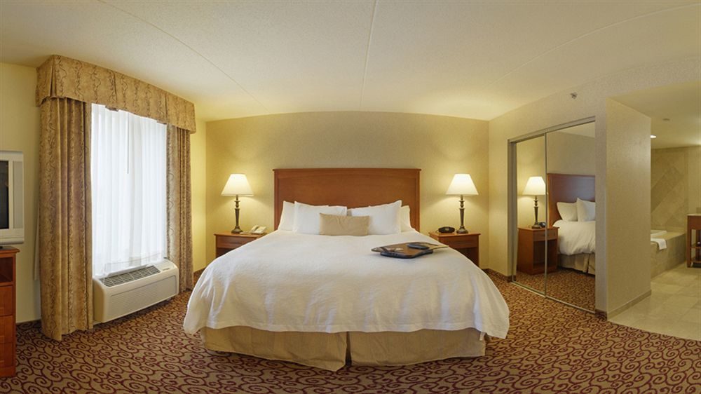 Hampton Inn Dubuque Exterior photo