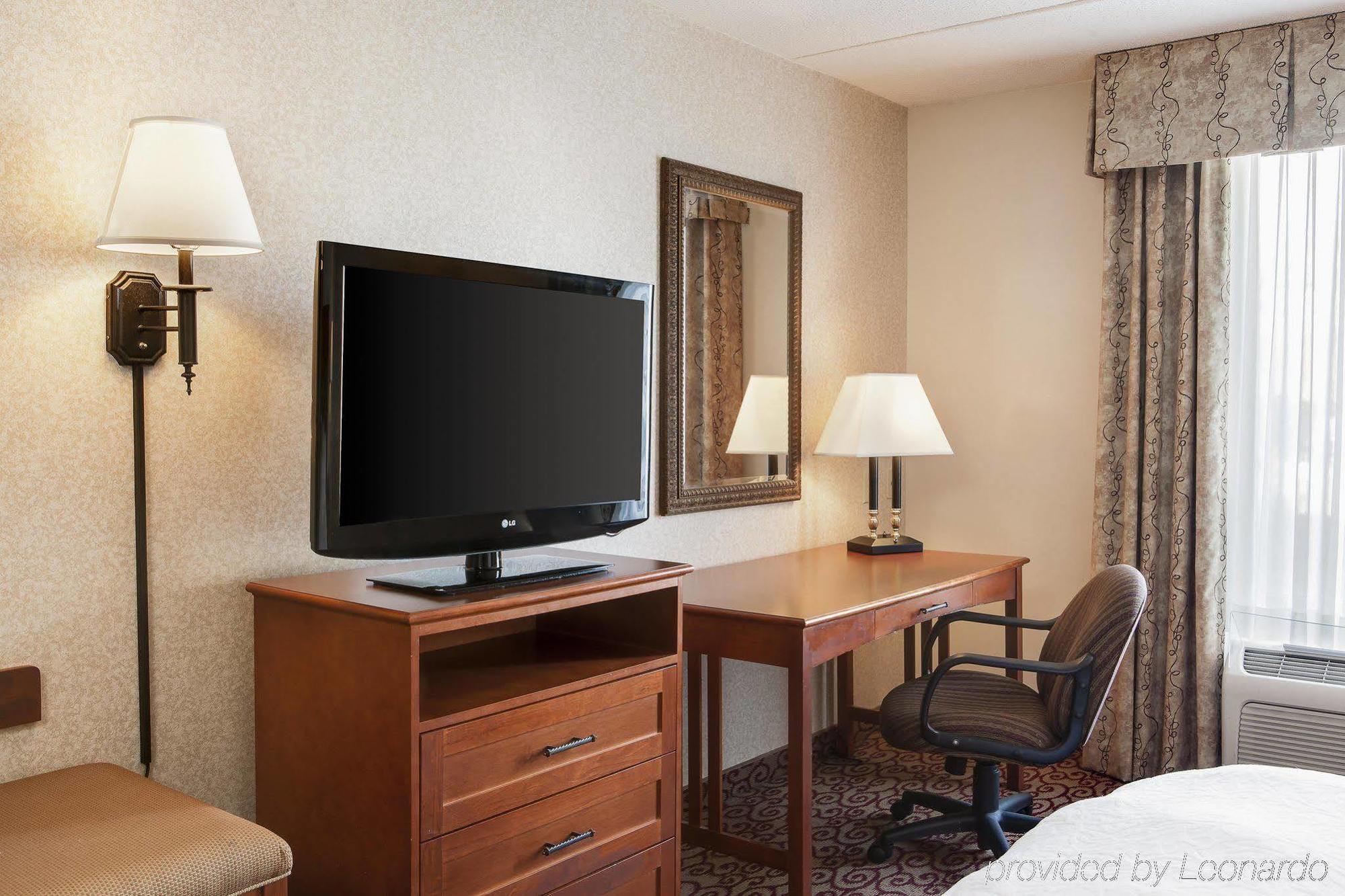 Hampton Inn Dubuque Exterior photo