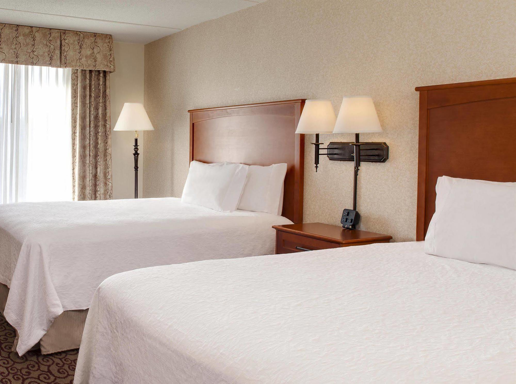 Hampton Inn Dubuque Exterior photo
